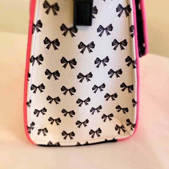 Betsy Johnson Crossbody Pink - Picture 3 of 7